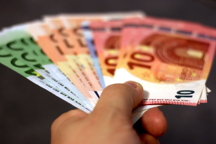 Už įrašą apie skiepus siūlė 200 eurų kyšį ir 50 eurų vertės dovanų kortelę