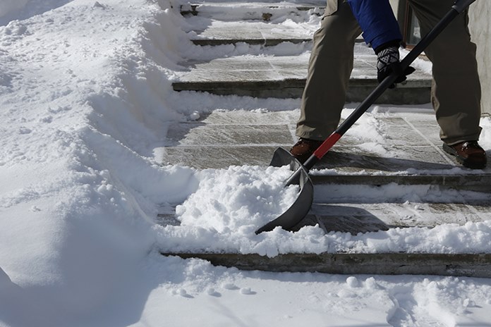 Sniego kasimas: kaip nepasitempti nugaros ir išvengti kitų traumų?