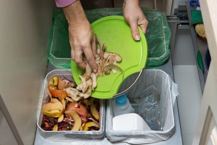 Nuo 2024 m. turėsime atskirai rūšuoti maisto atliekas: kaip tam pasiruošusios savivaldybės