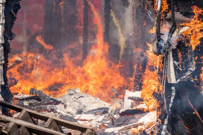 Alytaus rajone Žaunieriškių kaime atvira liepsna dega ūkinis pastatas