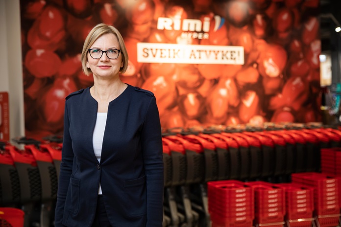 Rimi atstovė Dalia Čenkienė prekybos centre prie vežimėlių.