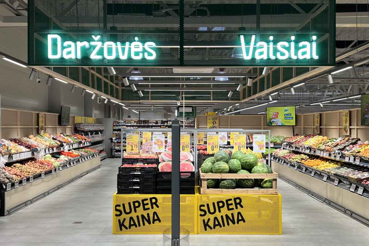 Prekybos centro daržovių ir vaisių skyrius su melionais ir kitomis daržovėmis.